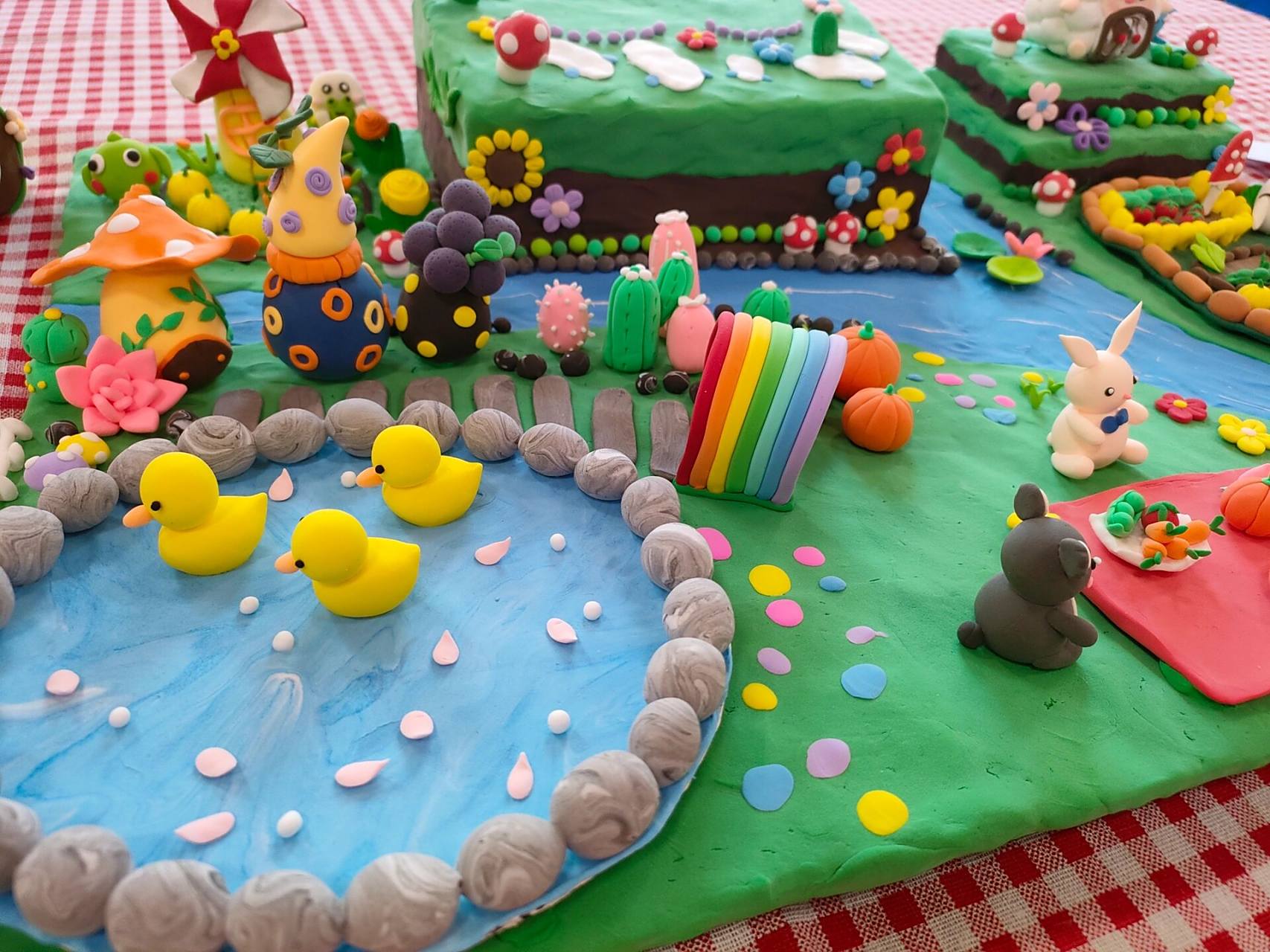 学前教育超轻粘土小组作品 作品主题:开心农场制作材料:超轻黏土,kt板