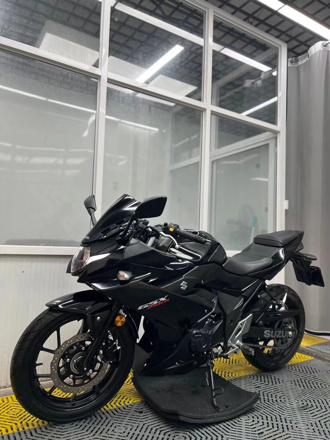 铃木摩托gsx250r 售价图片