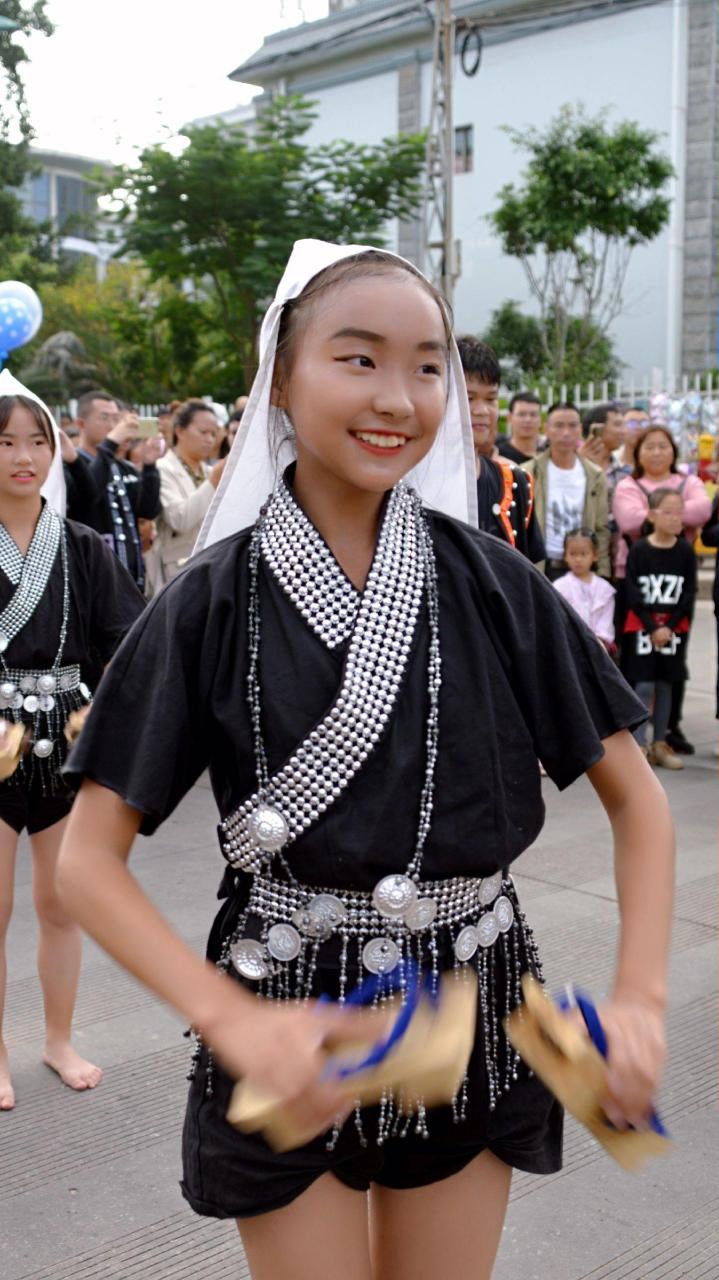 哈尼族"奕车支系"独有的"奕车服饰"至今已有千余年的历史.