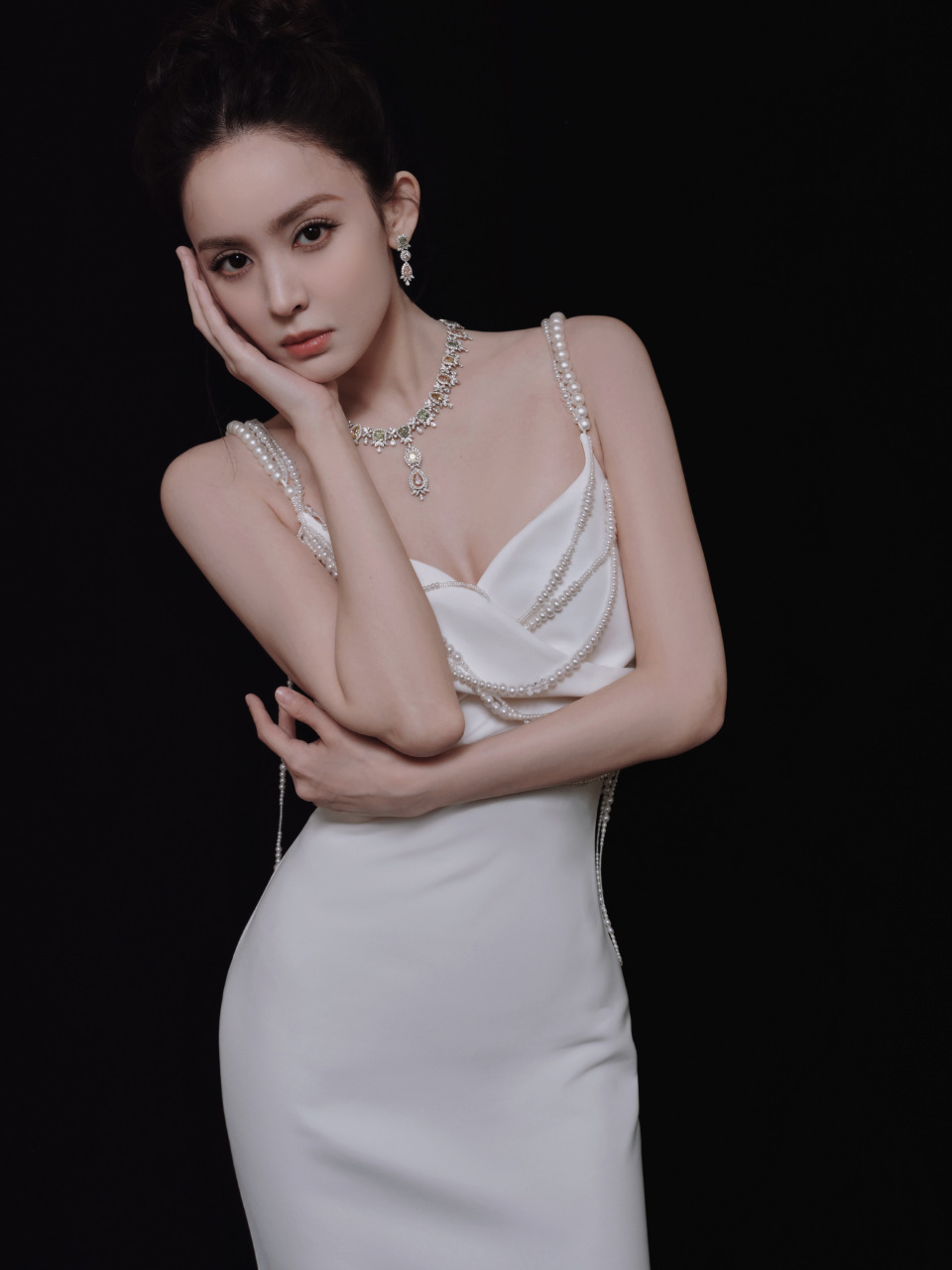 古力娜扎黑天鹅美背写真组图