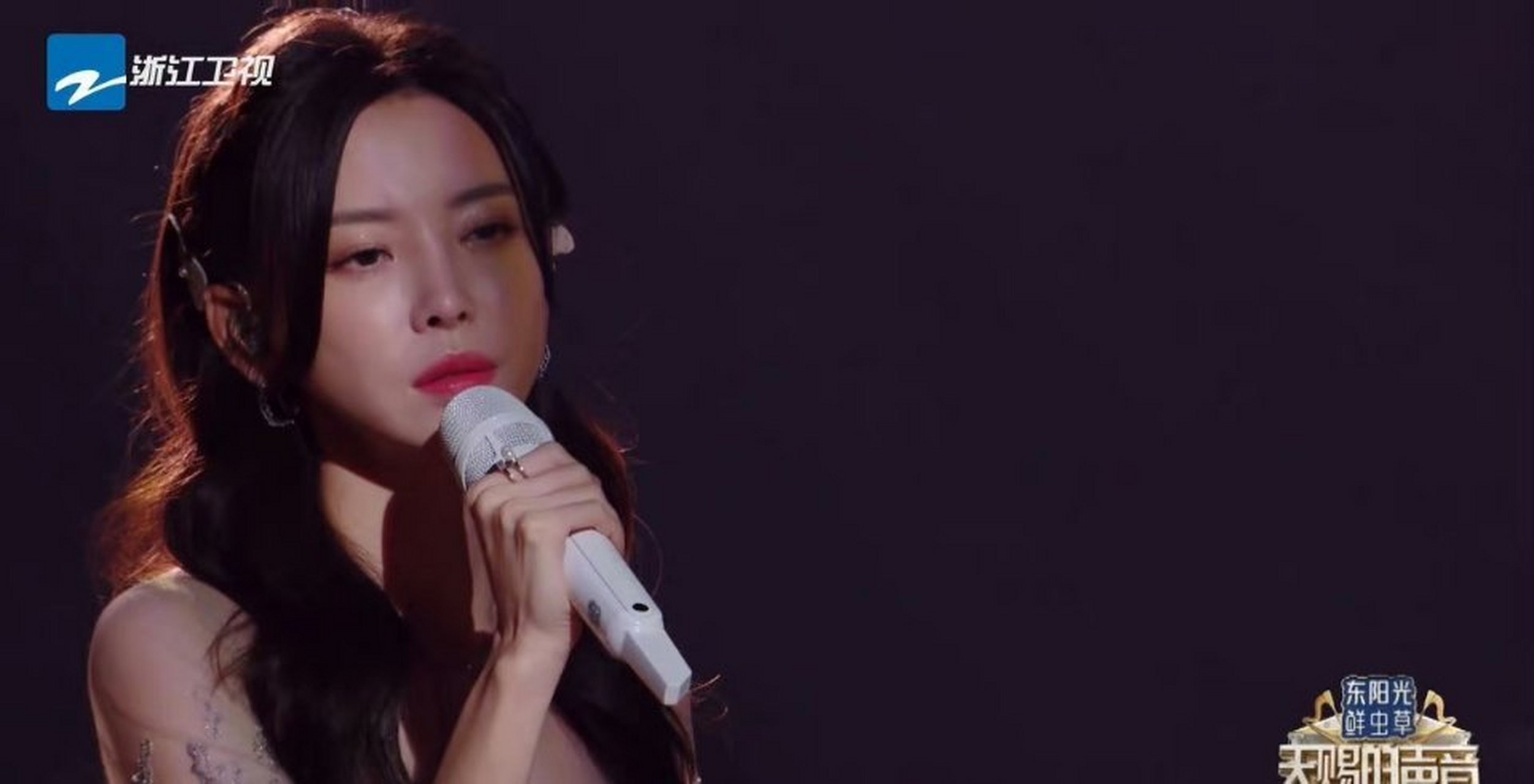 于文文希林娜依高钢琴合作舞台# 习惯了于文文的酷飒,这一次真涤行