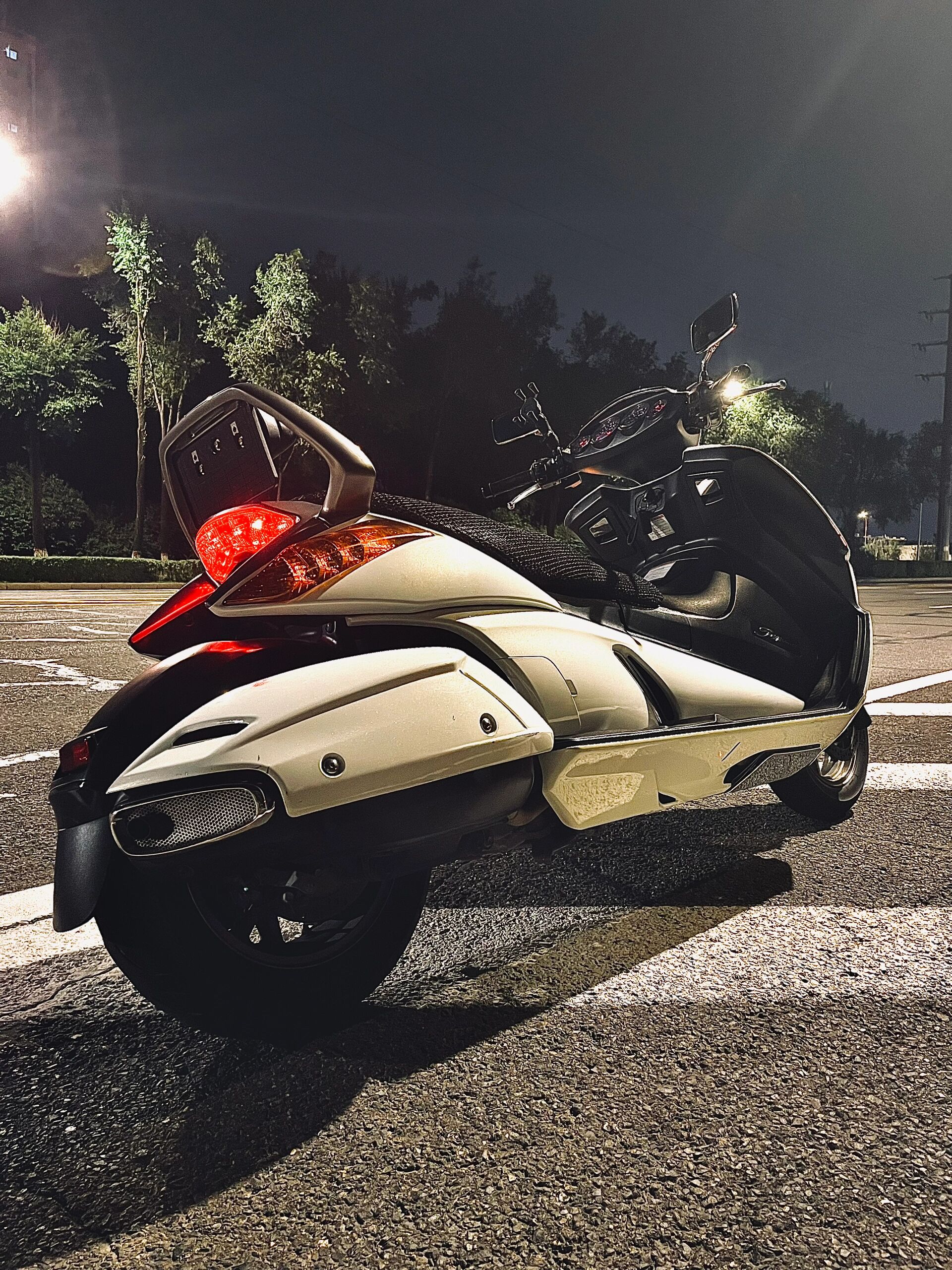 伽马太空船 珍珠白 电喷水冷豪华踏板摩托 加长车身 后置发动机独立