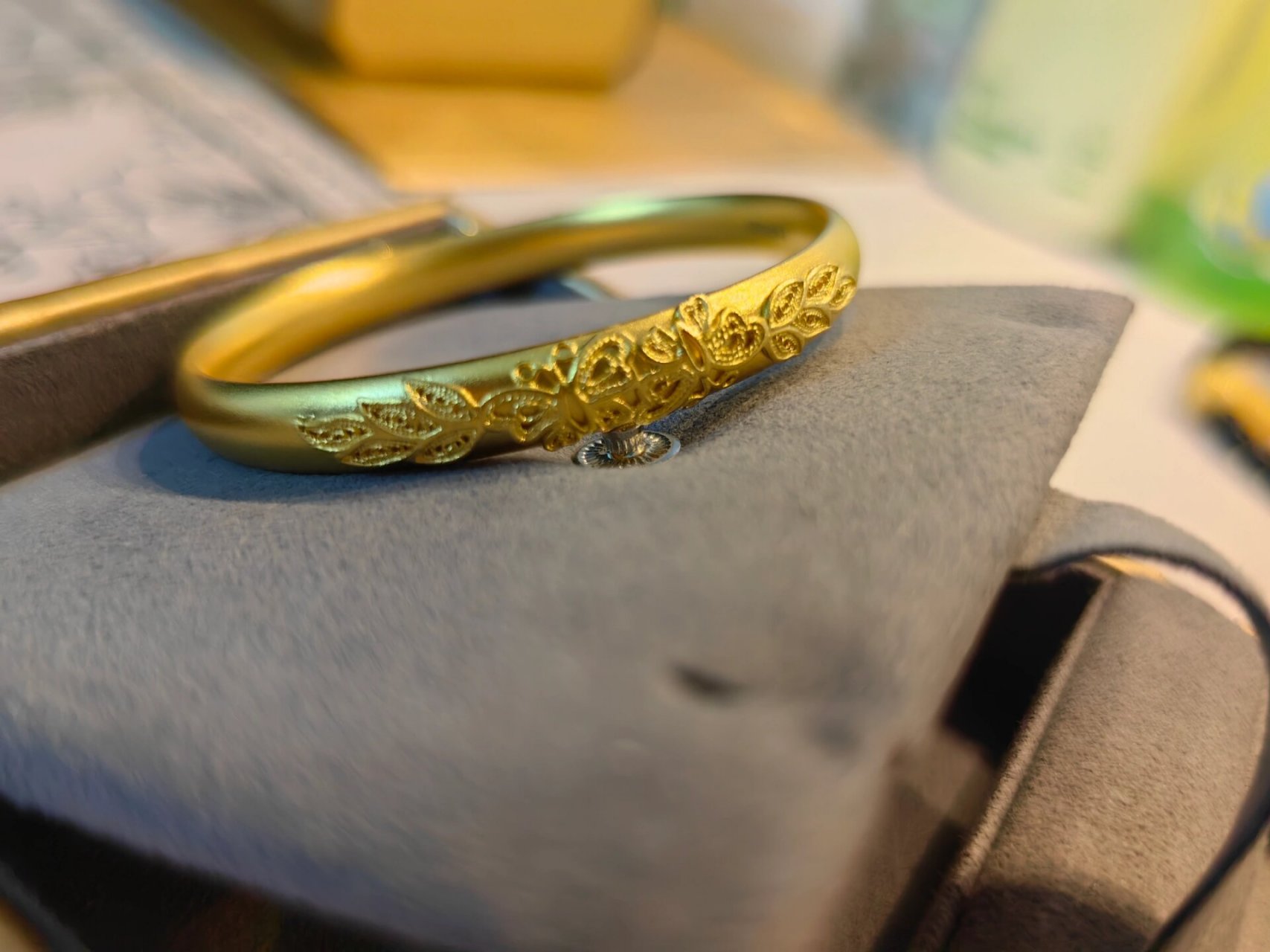 妈妈礼物:老凤祥黄金手镯 克重:34.