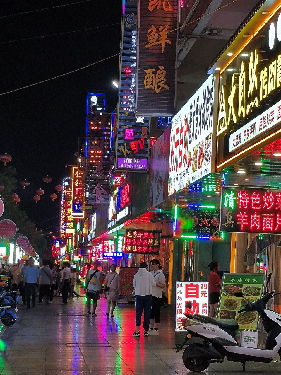 在嘉峪关一条看不见尽头的美食街!