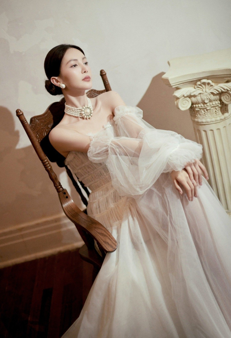 金晨公主头#金晨今晚这个公主头盘发好用心,仙气十足,富家千金即矢行