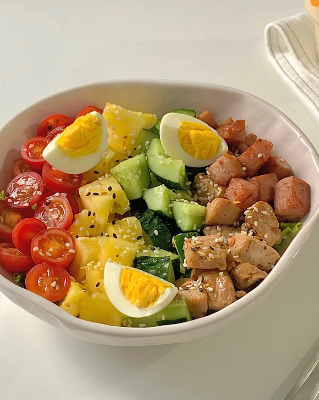 又到了吃菠萝95的季节,今天第一次用菠萝做沙拉,味道酸甜可口,再