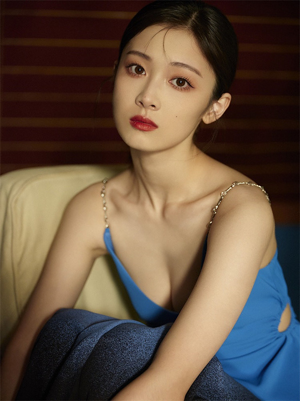 演员邵芸的一组时尚写真大片曝光,其身着蓝色链条收腰吊带搭配撞色