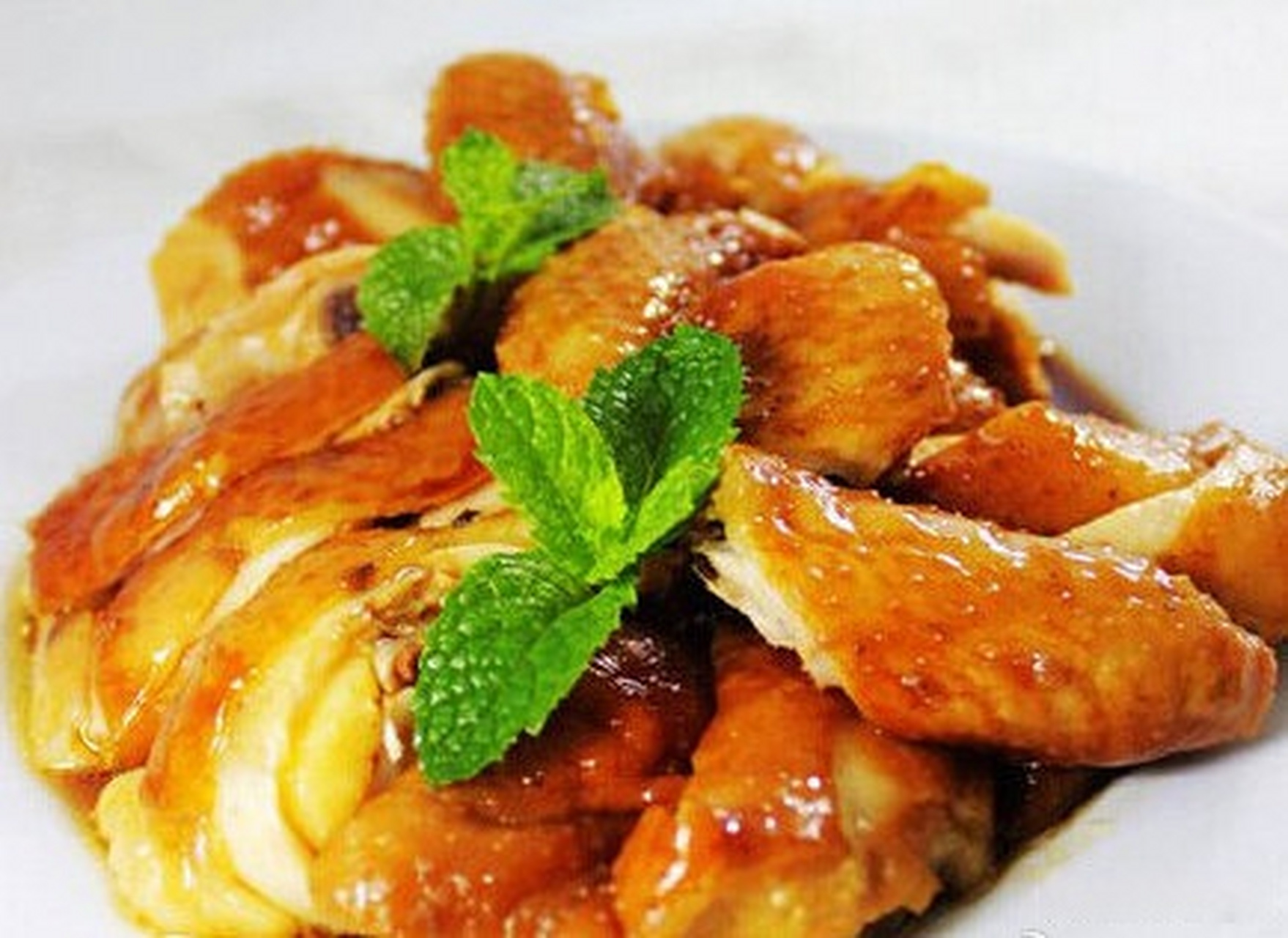 【美味豉油鸡】葱段和姜片铺满锅底,把鸡整只放在姜葱的上面;加白糖淋