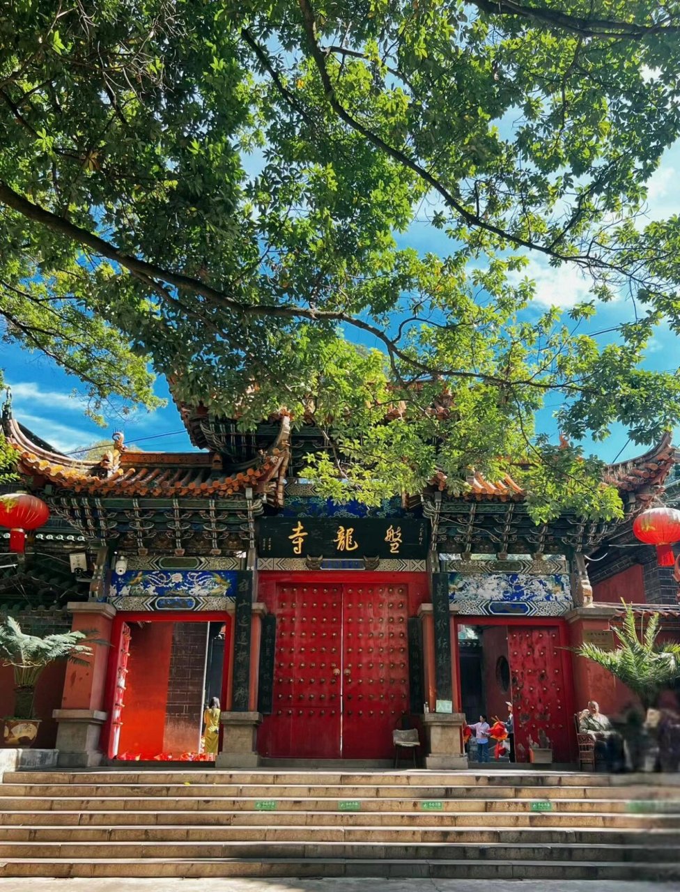温馨提示:盘龙寺不在盘龙区 	 交通攻略: 我选择坐大巴 去昆明南部