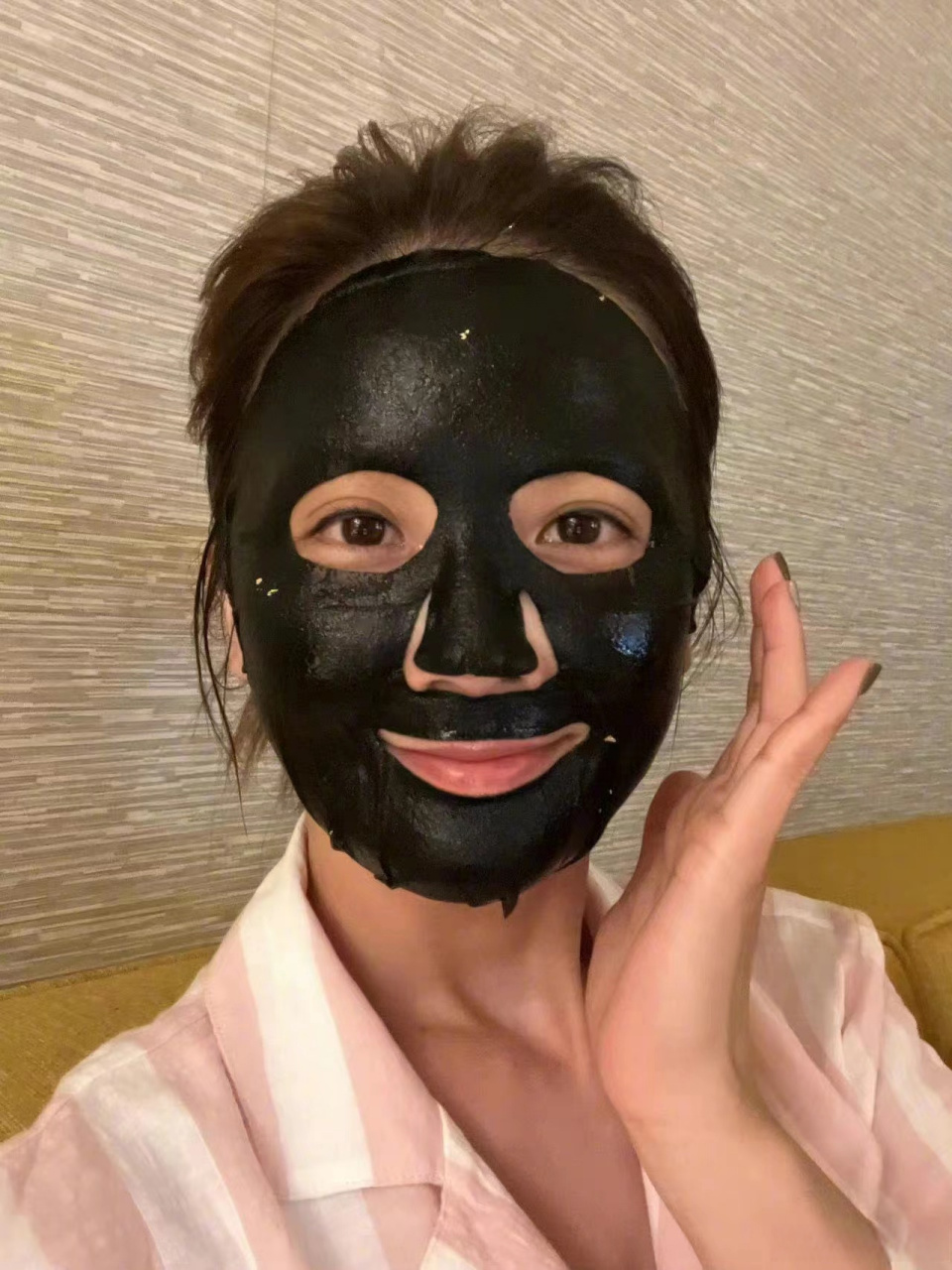 阿sa晒面膜怼脸拍# 阿sa@蔡卓妍 今日发博分享日常,晒敷面膜怼脸着哪