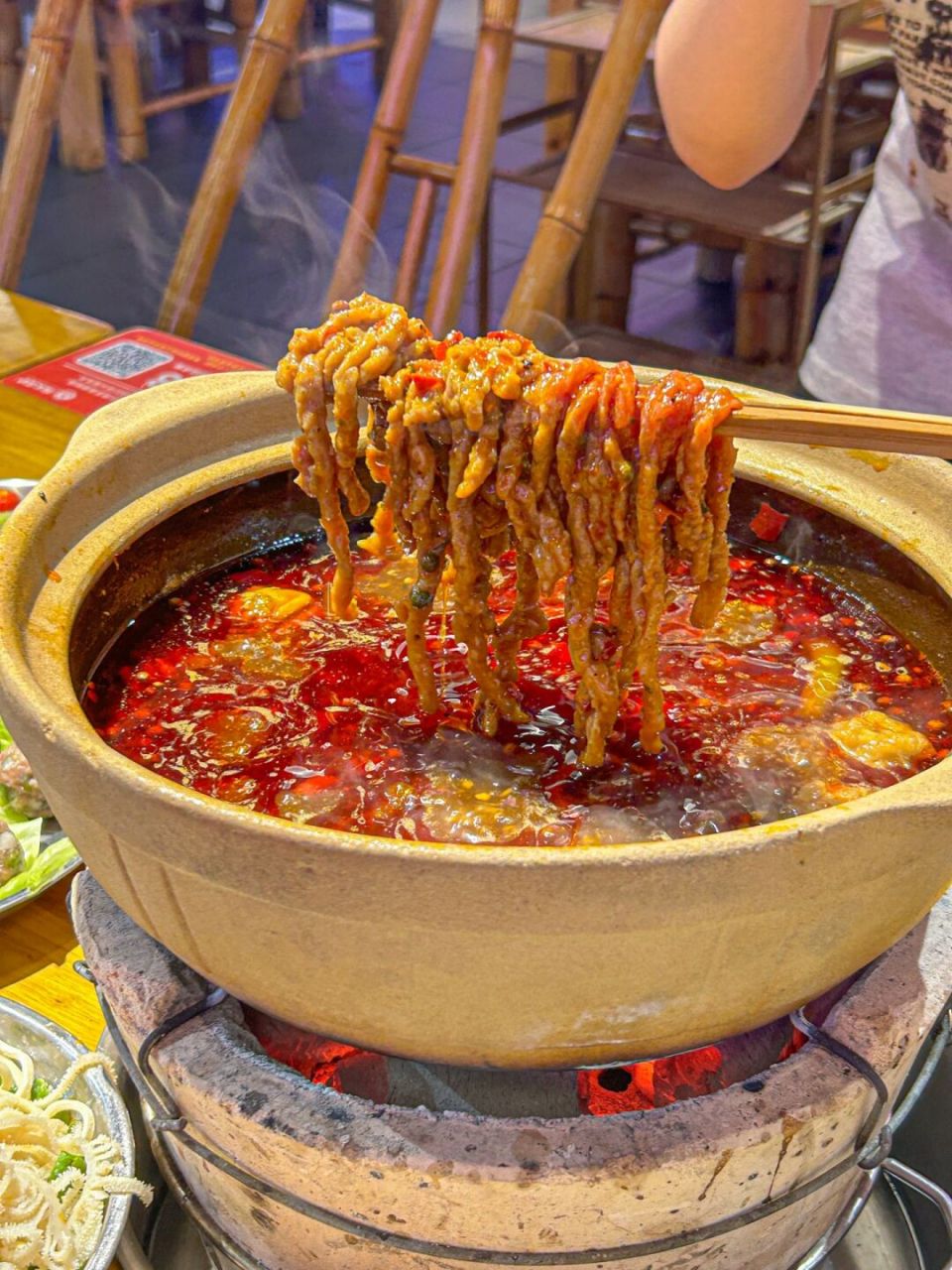 土灶火锅菜品10 90 海鲜77泥炉火锅的组合真的很少见呢 谁能想到