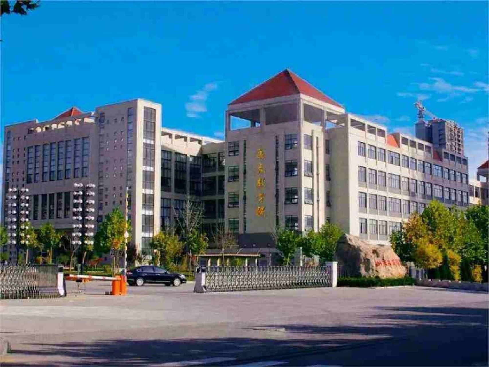 欢迎报考山东工商学院 山东工商学院,简称"山商",位于山东省烟台市