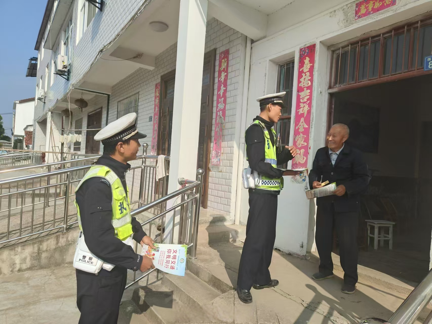 交警白帽换黑帽图片高清 - 交警白帽子和黑帽子的区别 交警白帽换黑帽图片高清 - 交警白帽子和黑帽子的区别（交警白色帽子和黑色帽子） 行业资讯