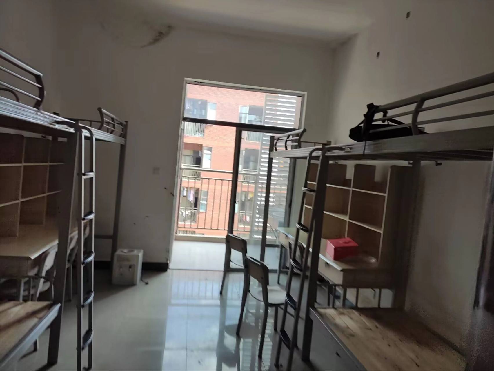 贵州大学研究生宿舍 地点:东校区14栋(东校区和北校区是一个地方,叫法