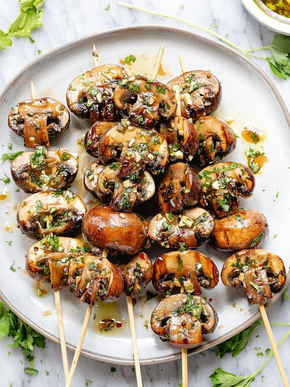 爆汁蒜烤蘑菇串96聚会餐前小吃推荐 今天我们的主角是褐菇,也叫牛排