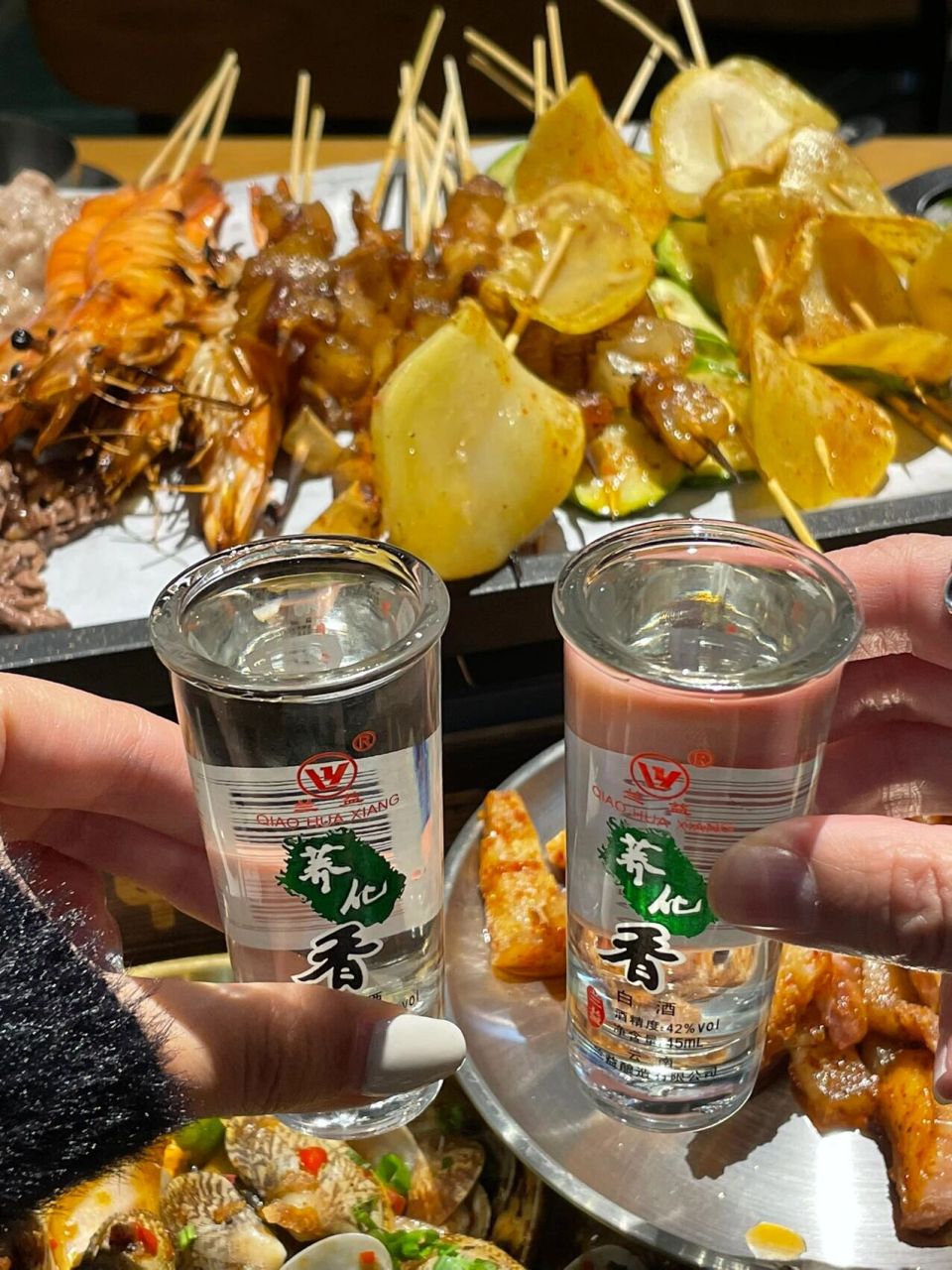 烧烤配白酒96成年人的快乐如此简单 烧烤配酒02越喝越有96 一边