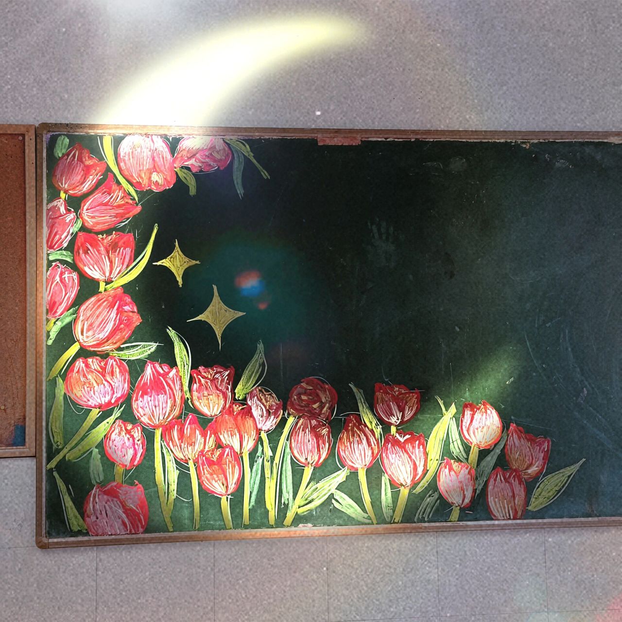 班主任节黑板报 那就给我们亲爱的少女心班主任一黑板的郁金香吧