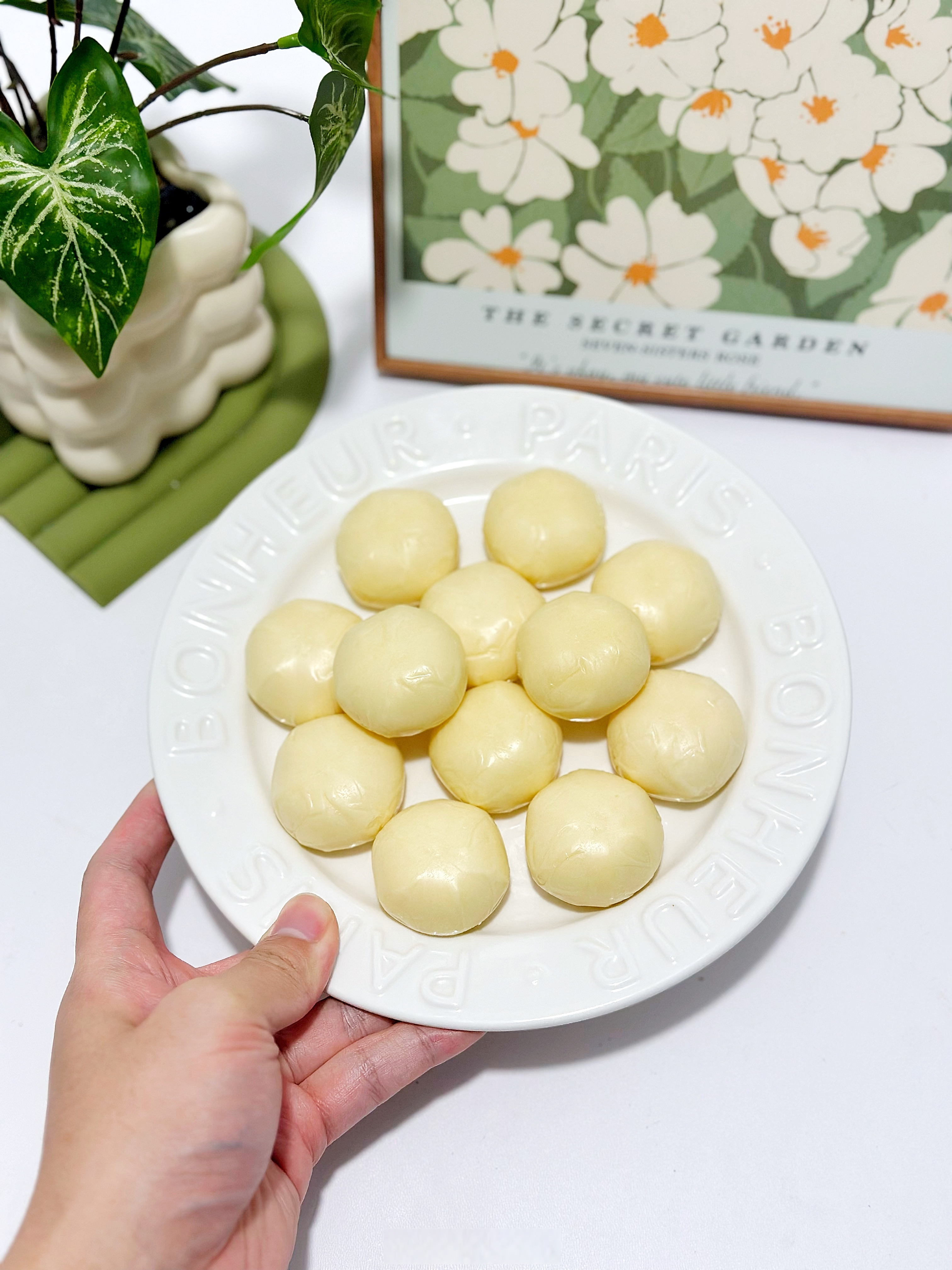 可以嚼着吃的酸奶爆浆酸奶疙瘩～ 吃起来属于比较软和的,软乎乎的酸奶