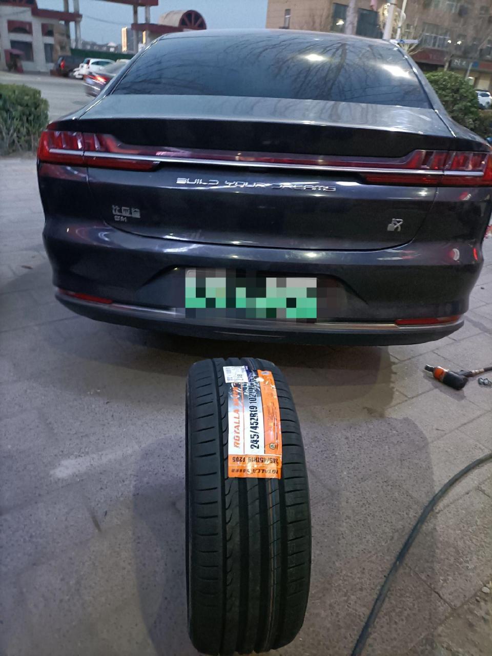 比亚迪汉更换路泰来轮胎一条245/45/19