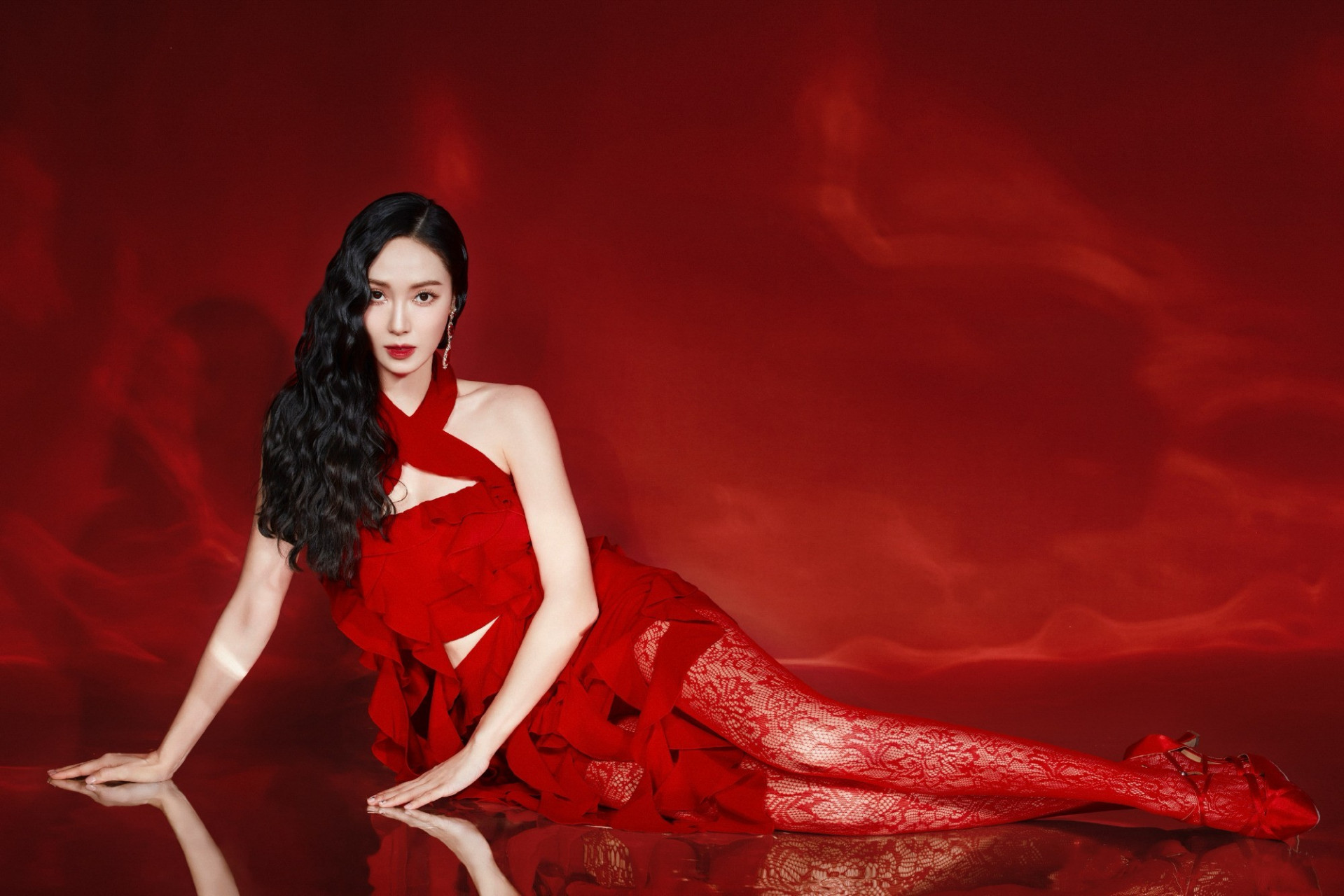 郑秀妍红色舞蹈造型图集,红裙美背长腿,柔美吸睛