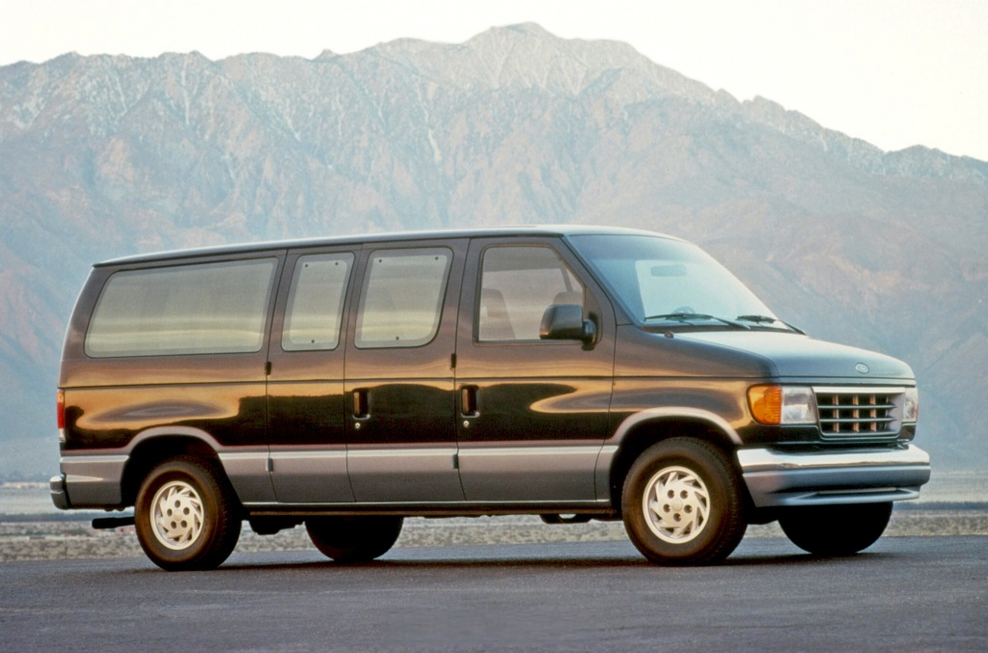 1991–95款福特club wagon,其实就是比基础款econoline稍微讲究点的
