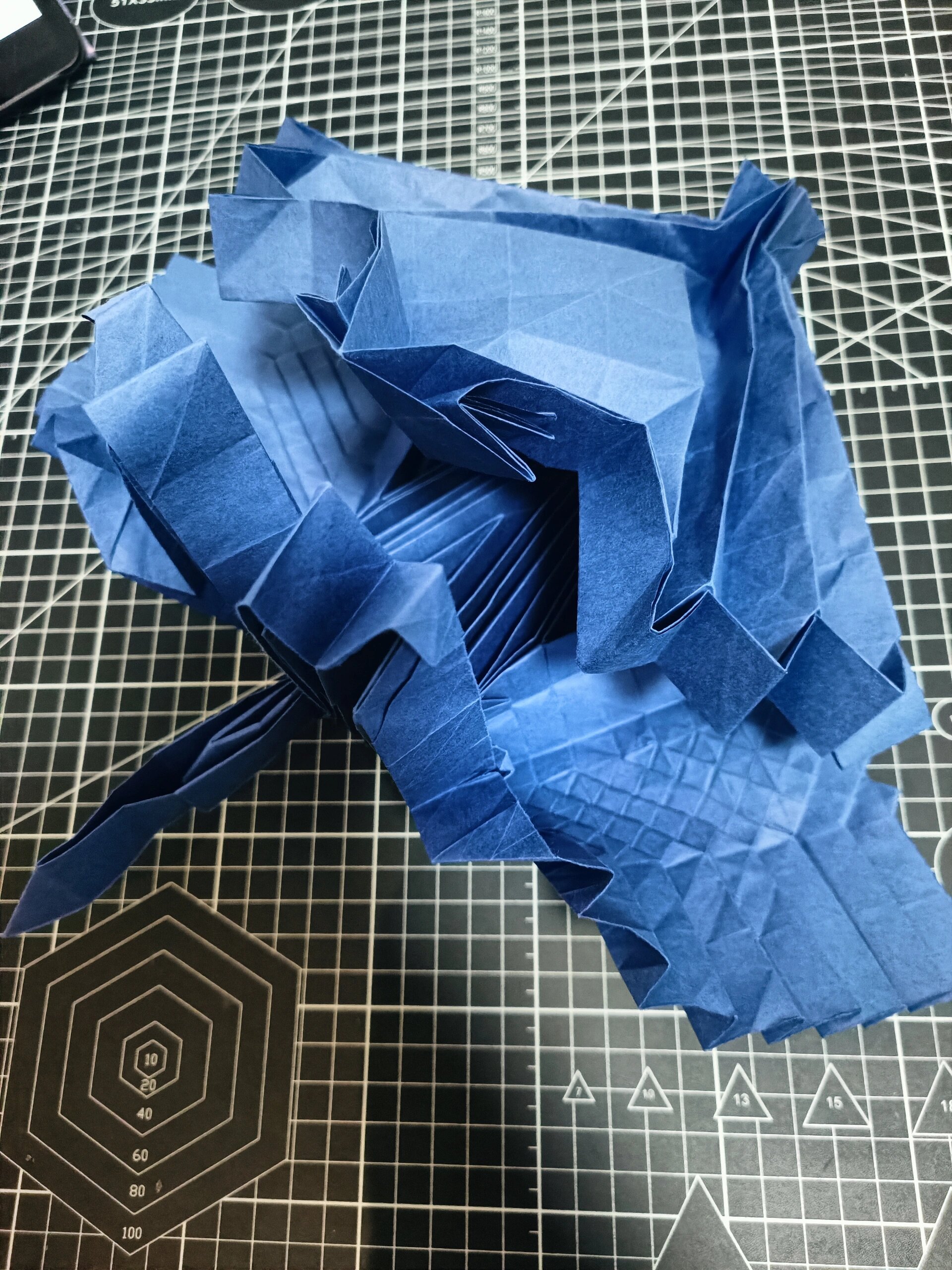 折纸——麒麟 用纸:全开生态纸 设计:李昌祺 折制:等分:32(局部64) 用