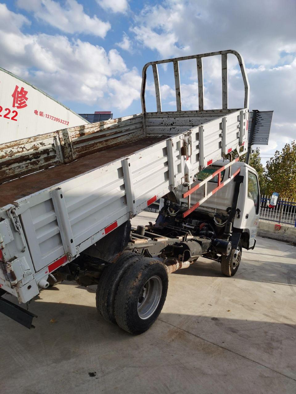 新到:2016年(差一个月)江淮鼎力平板自卸车490中冷增压发动机,保险到