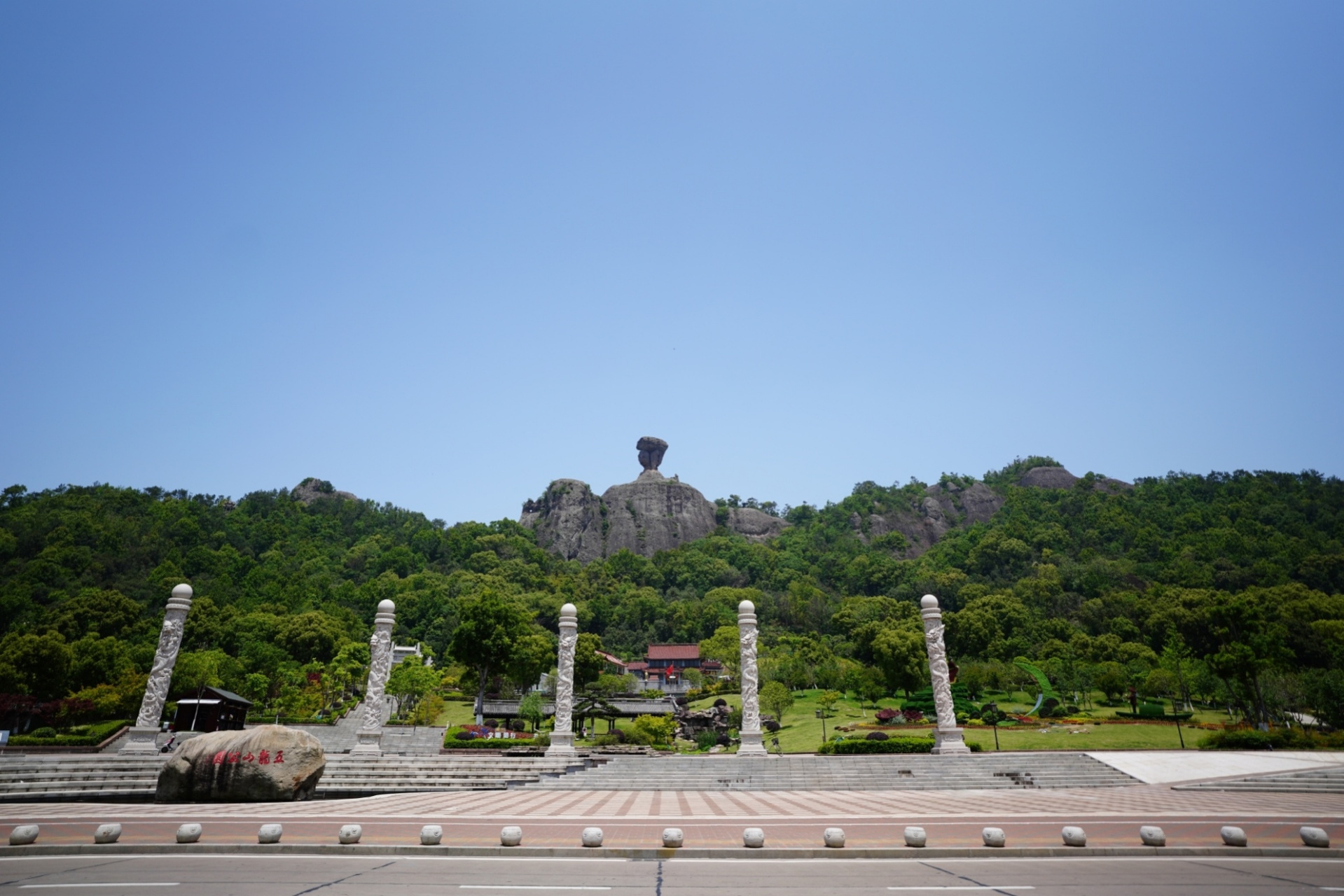 温岭地标石夫人 石夫人被称为石夫人峰,在浙江省温岭市区的五龙山山巅