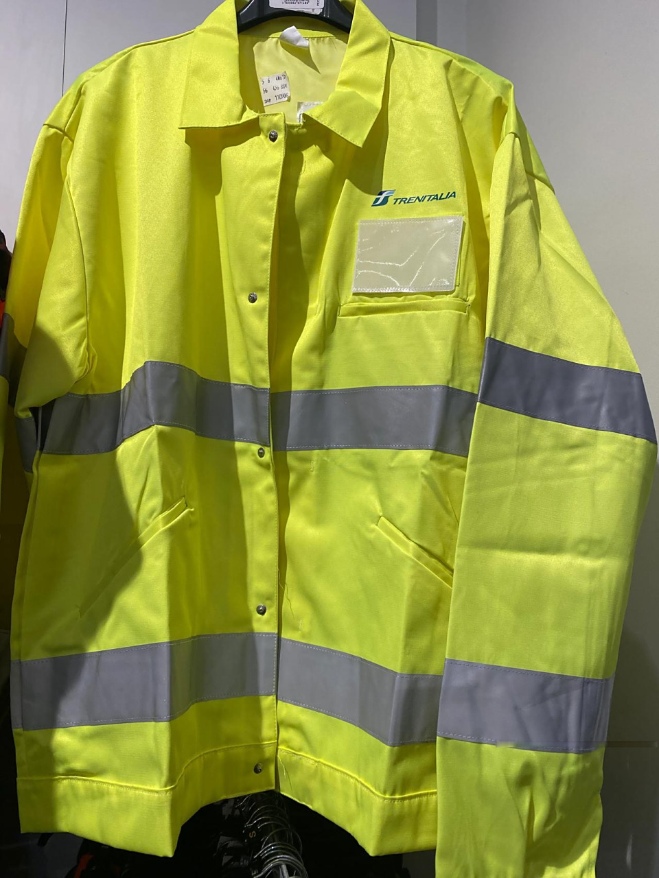 打算买一件清洁工的衣服去伦敦,可以防止被抢劫和打劫.