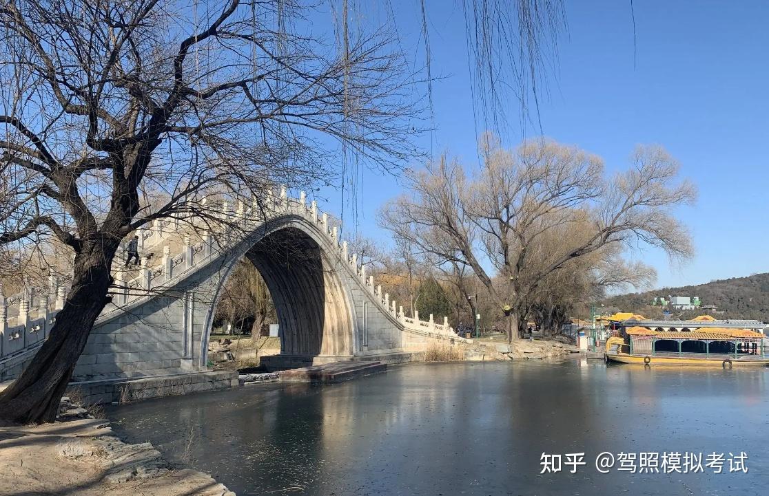 驼峰桥路面低洼路面高突路面不平标志有什么区别