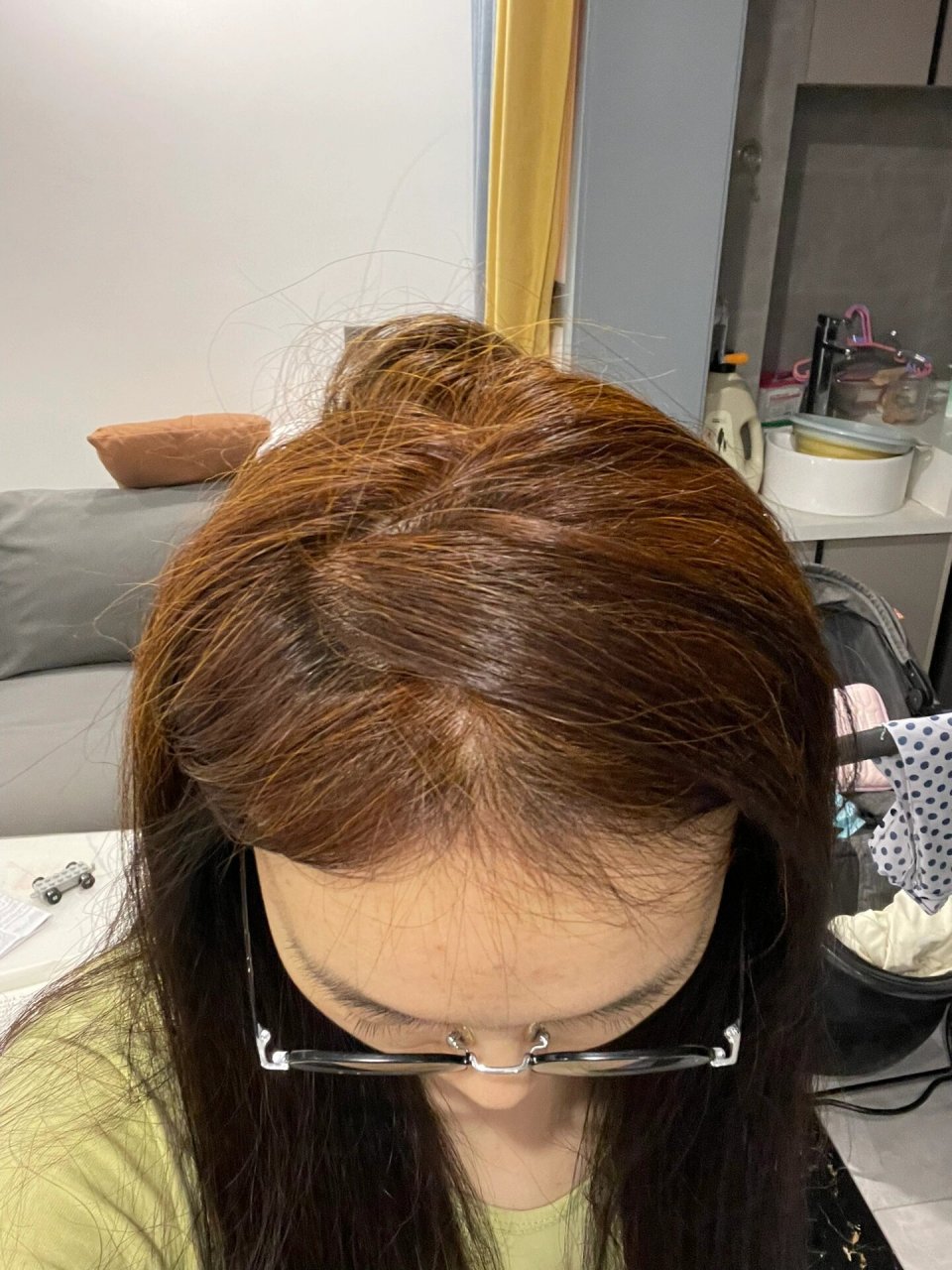 五小时用纯植物海娜粉染发的成果 就肉眼看起来并没有很红,但是灯光