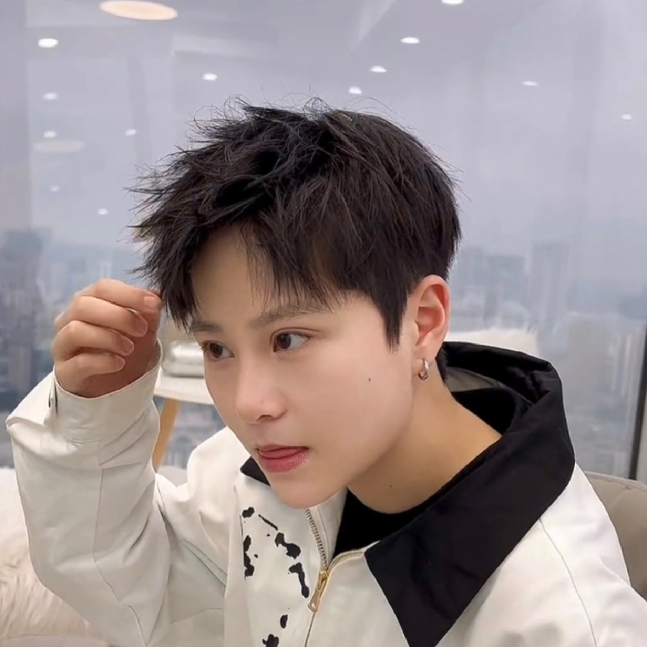 菱形脸男生适合什么发型 兄弟们我相信大部分菱形脸男生去理发店剪的