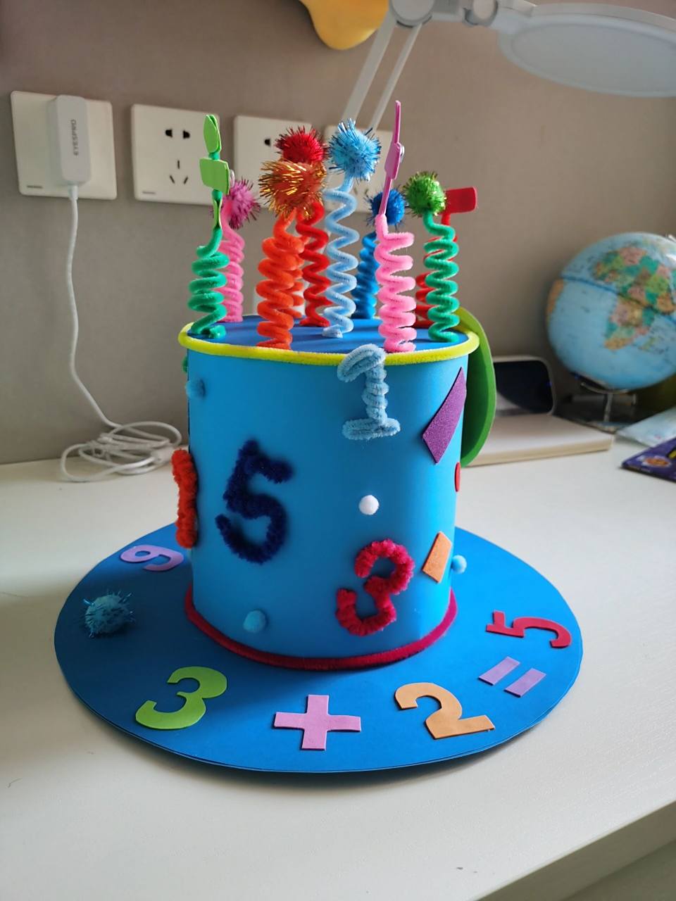 数学节 学校数学节做的帽子,做的非常认真,感觉还不错