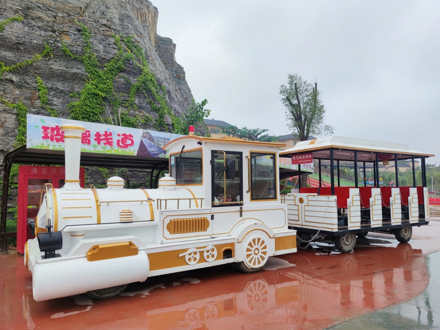 青龙山旅游度假区 青龙山水上乐园是具有"巨野小三亚"之称的旅游胜地