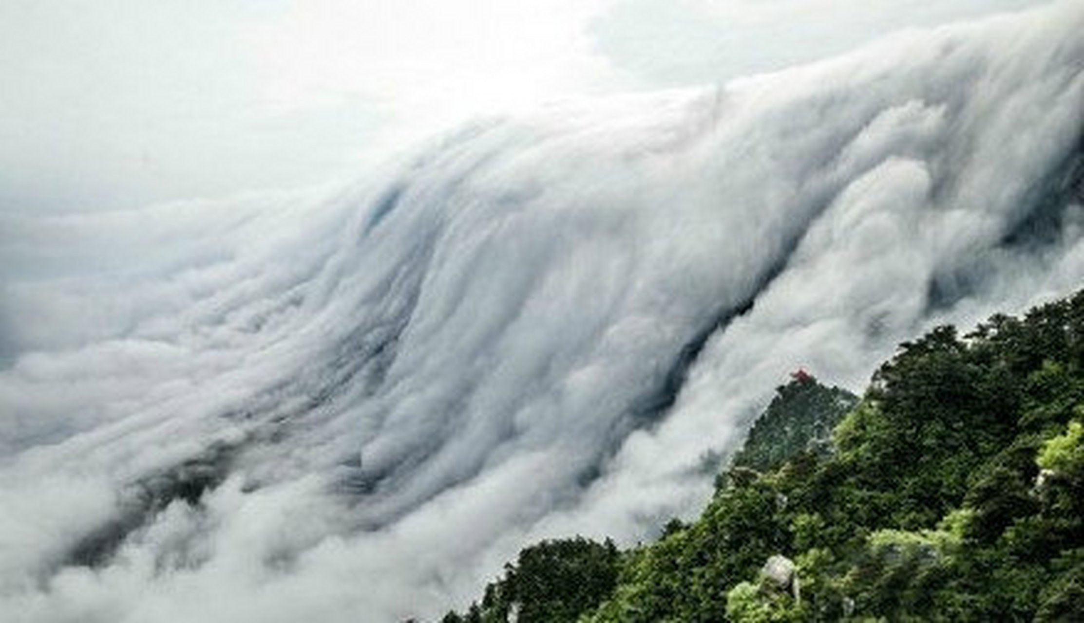 江西庐山百年不遇的奇景:瀑布云·仙气十足·简直美到炸!