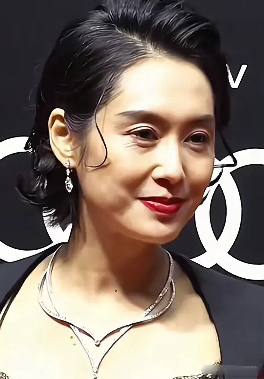 51岁朱茵活动生图,没有过度医美痕迹,自然的老去也是一种美