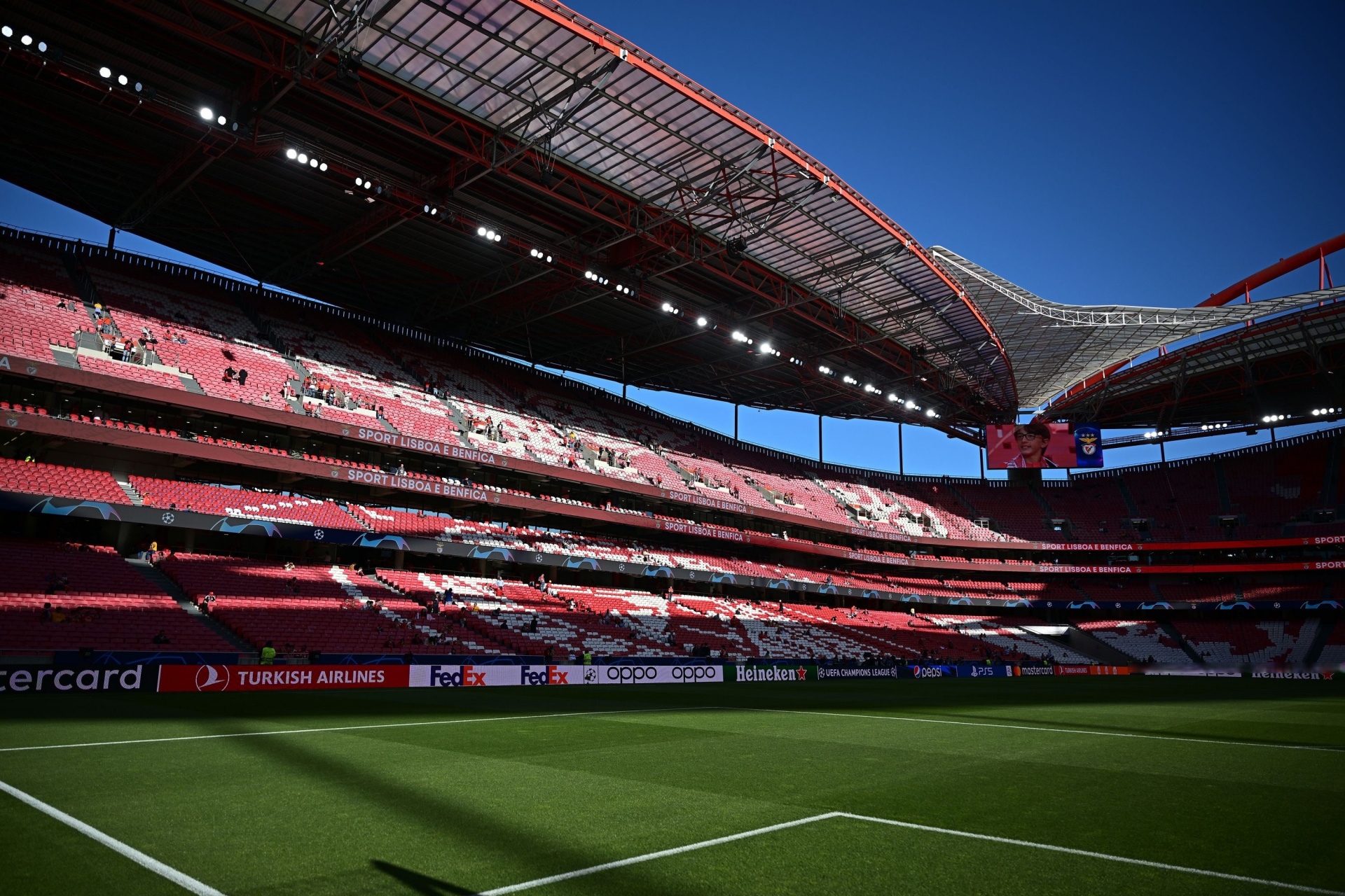 91 里斯本光明球场,这真是一座漂亮的球场,我们会在这里和本菲卡