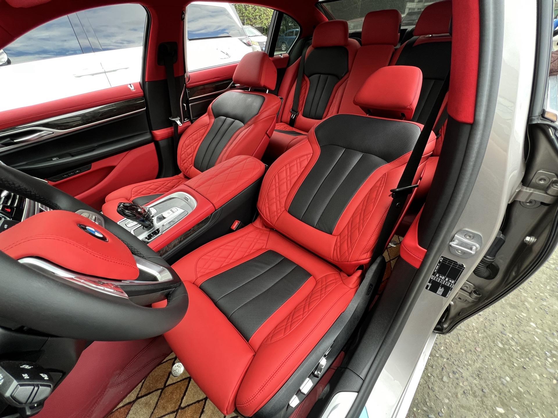 非常活力的黑红配色内饰案例