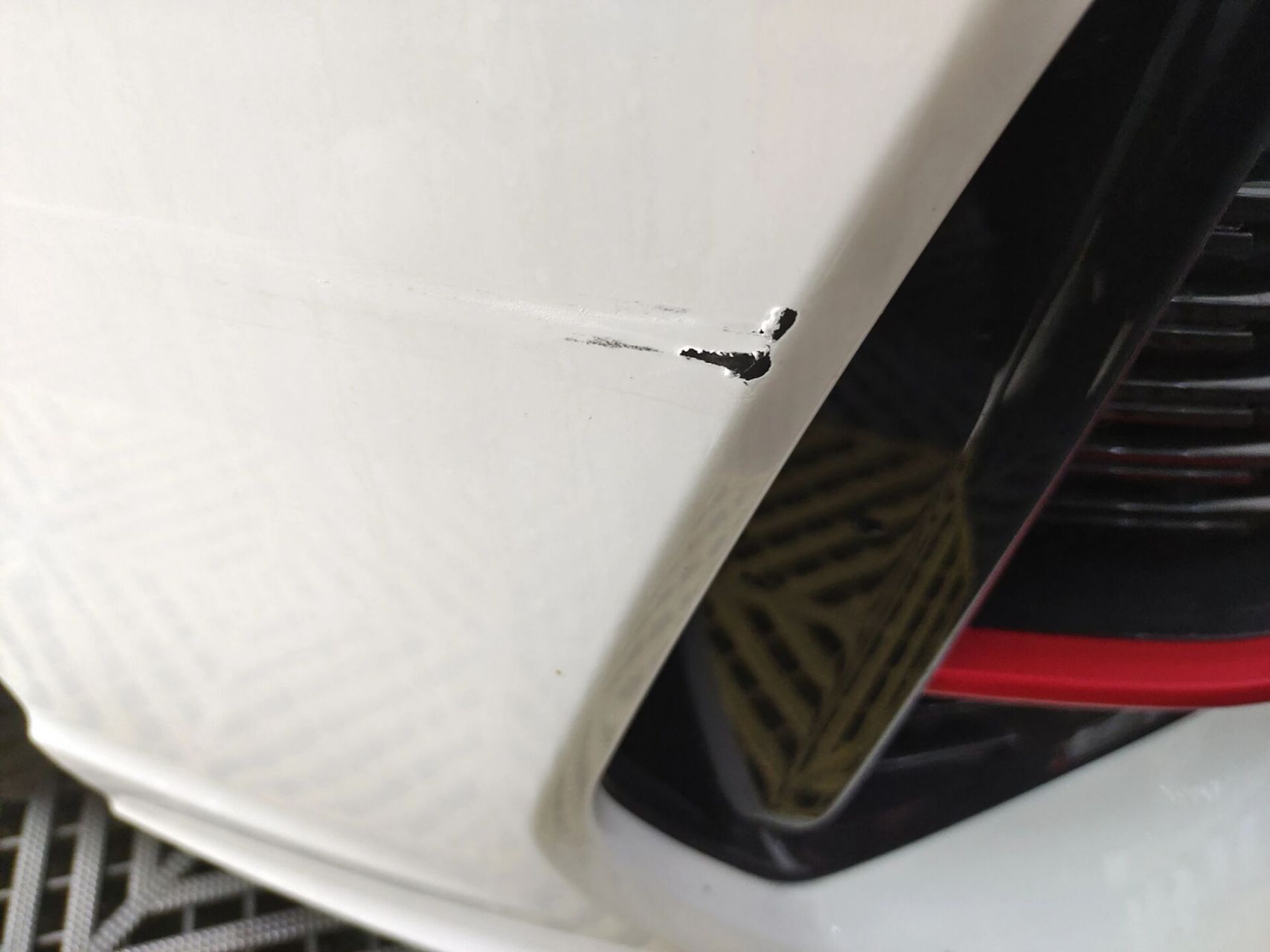 今天在外面外,在停车场避让车辆的时候把旁边车刮蹭了,但是有点感觉