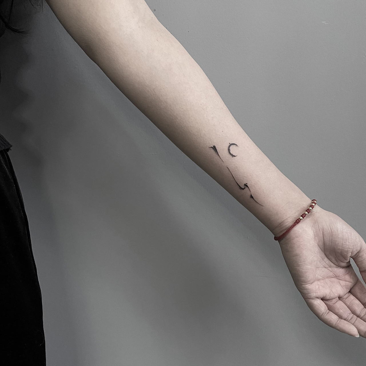 纹身|海上生明月 手臂女生线条抽象纹身 纹身这个事情不是靠什么深思