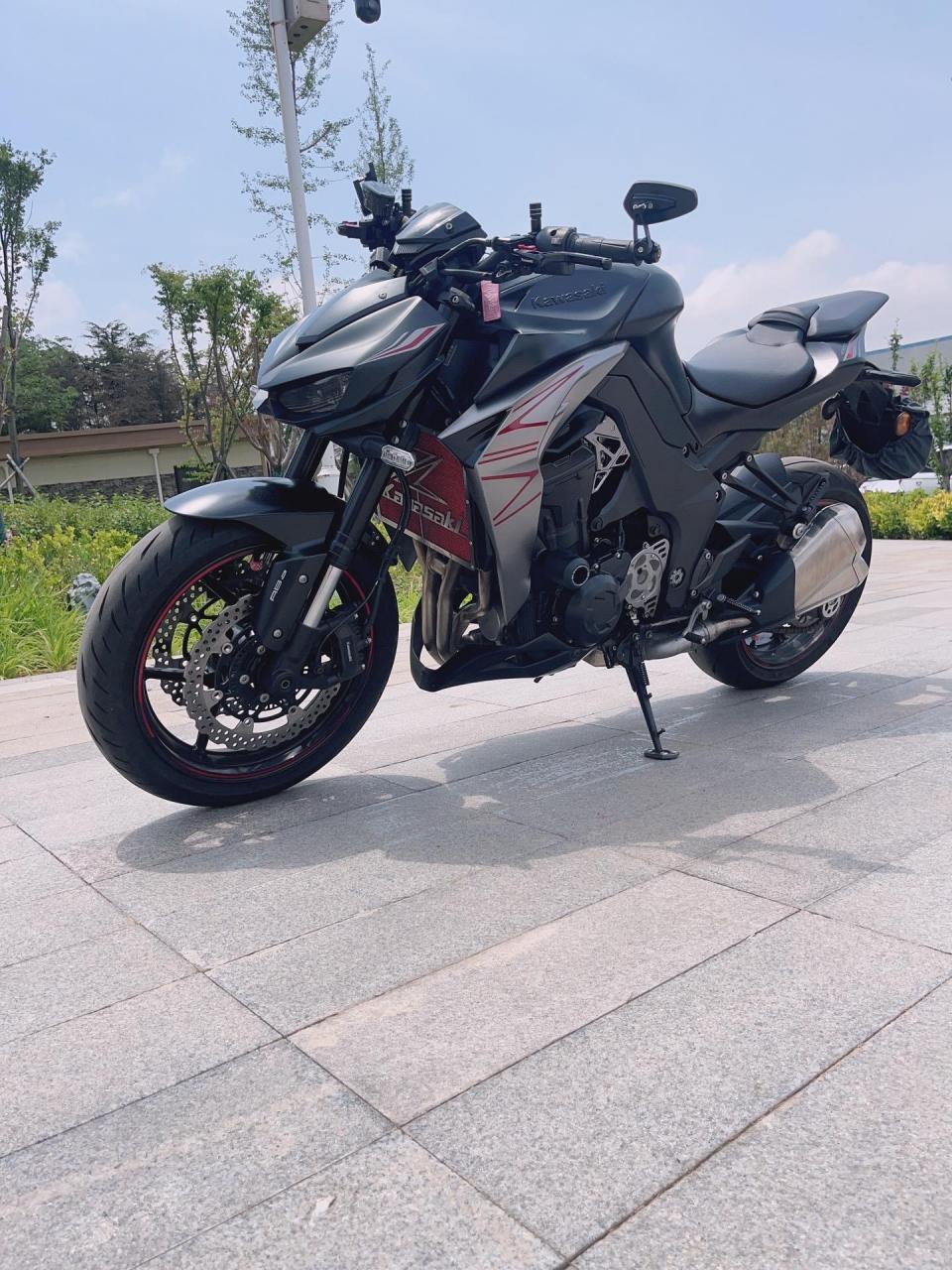 2019年大贸川崎z1000前后升级普利司通s22热熔轮胎 改装牛角 加装防摔