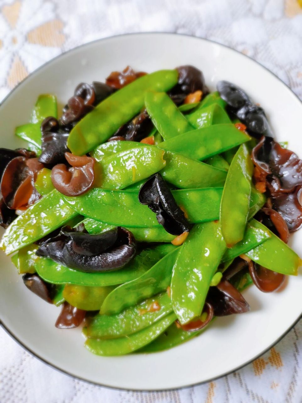 大蒜2瓣,酱油1勺,盐鸡精适量 	 木耳提前泡发好,荷兰豆,木耳放入锅中