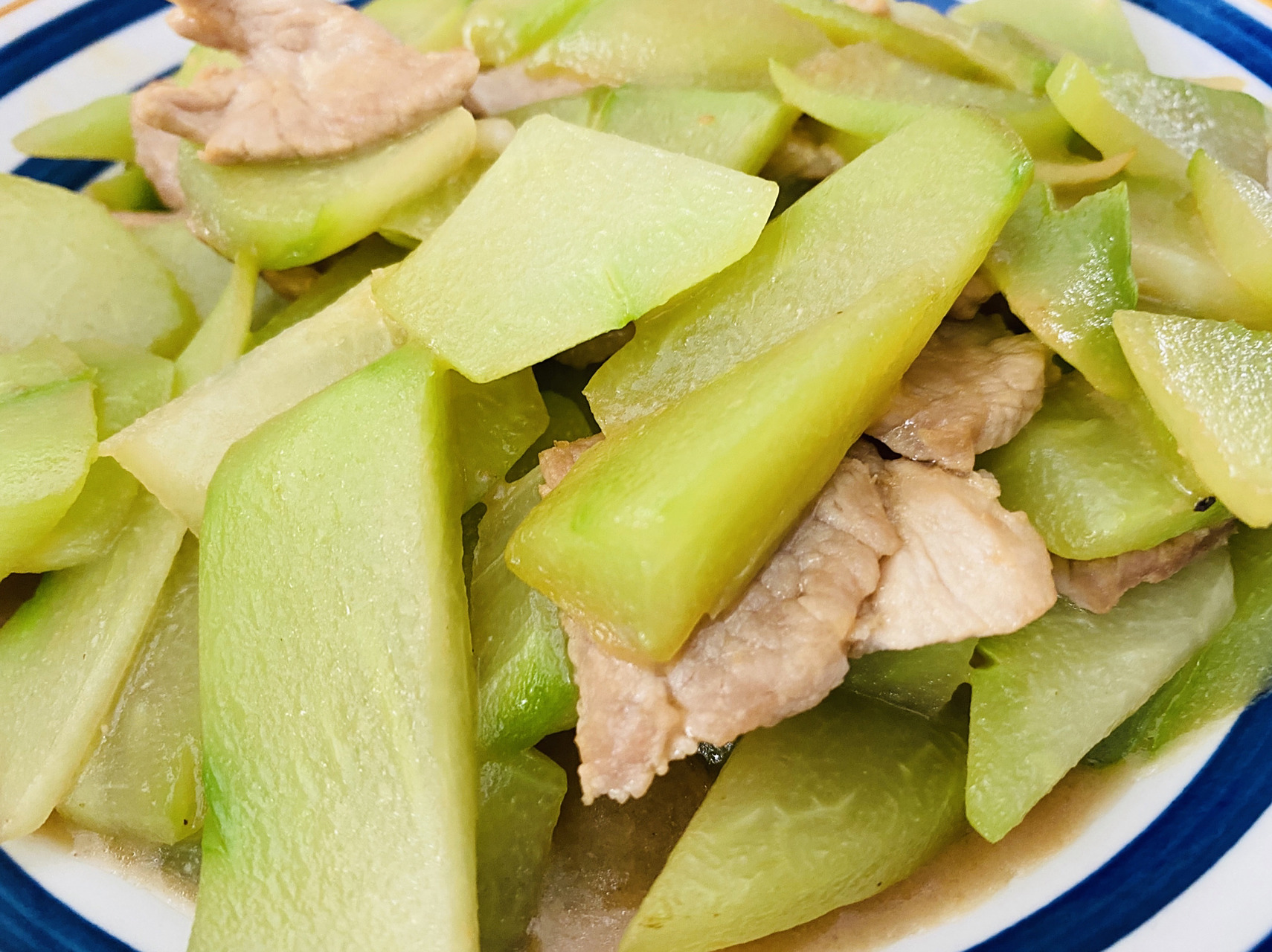 家常菜之佛手瓜炒肉片 最近爱上了佛手瓜,感觉比莴笋好吃一百倍,脆脆