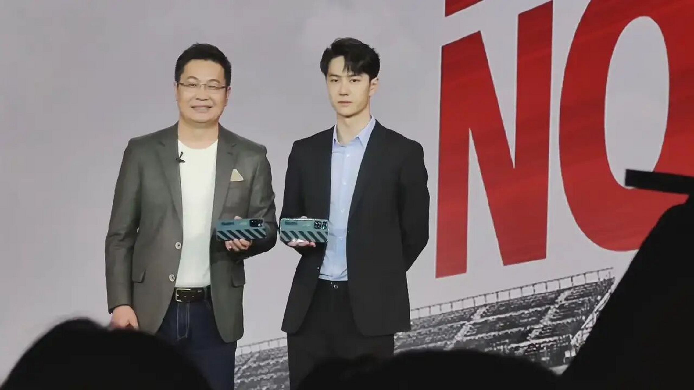 已知王一博身高180cm 结果和卢总站在一起感觉相差不大,大概也就在2