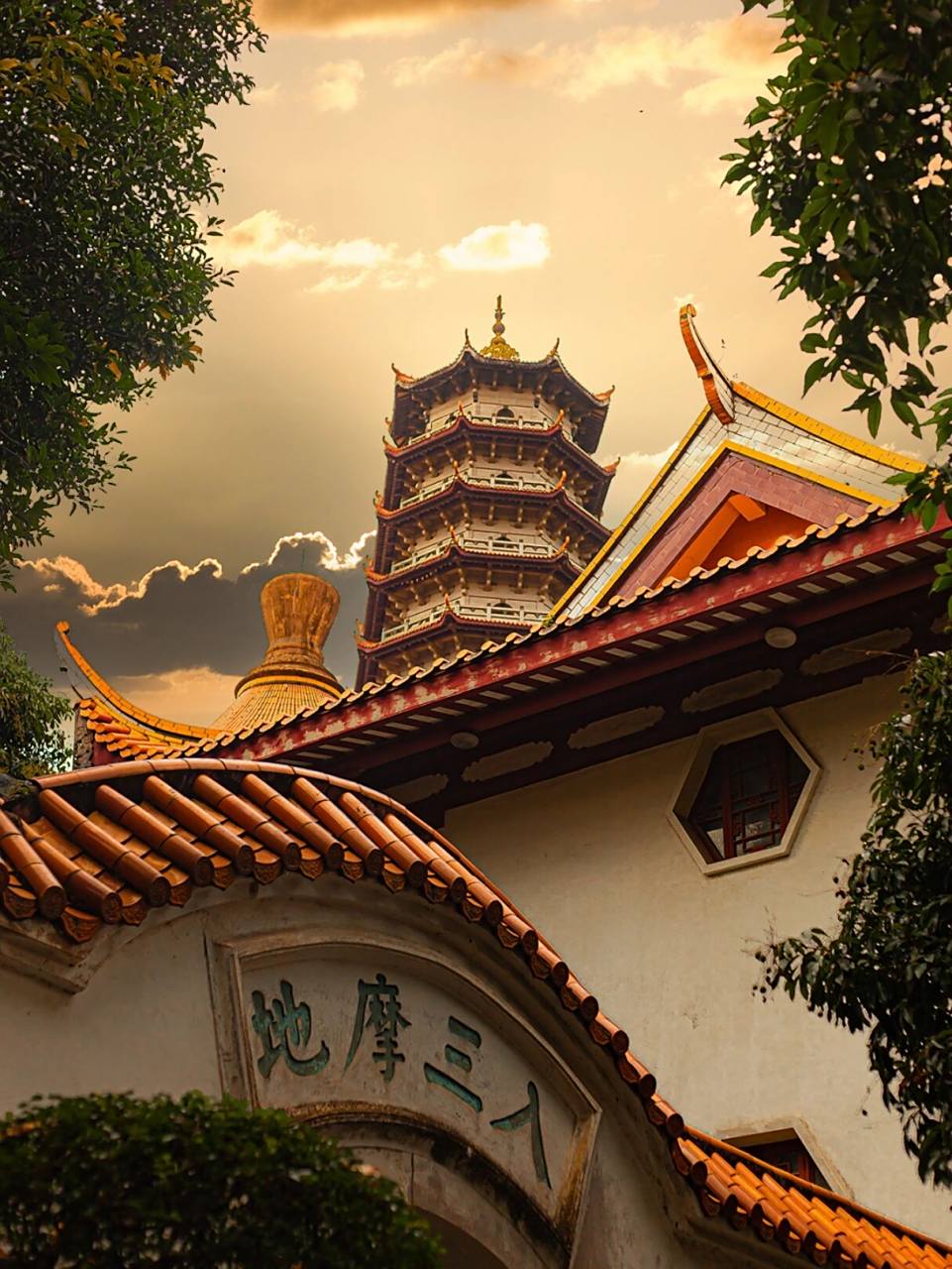 西禅古寺掠影 西禅古寺位于福州西郊怡山之麓,距今已有1130余年历史.