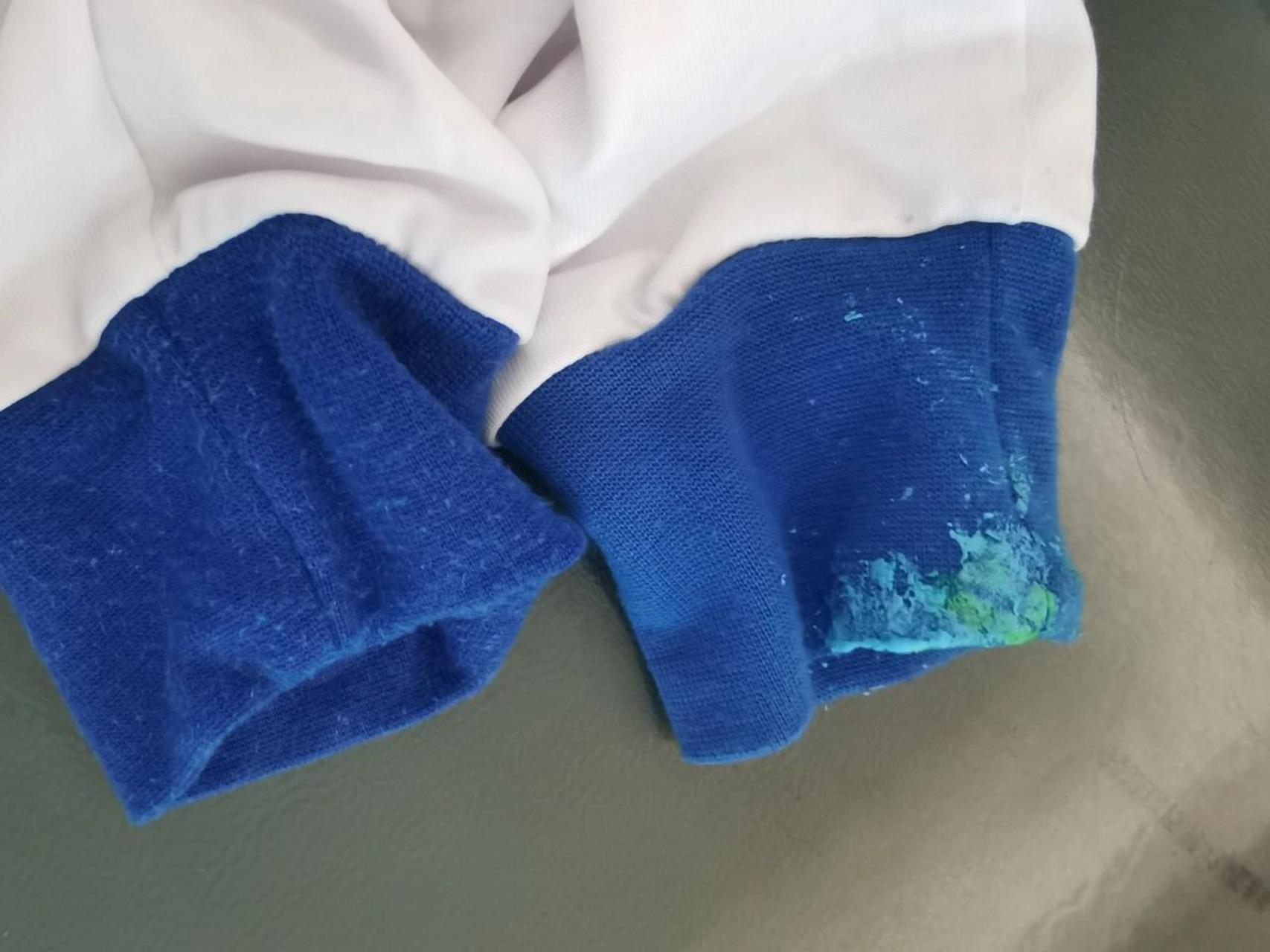 去除衣服上的橡皮泥 小朋友在学校手工课弄了一衣袖的橡皮泥,想要去除