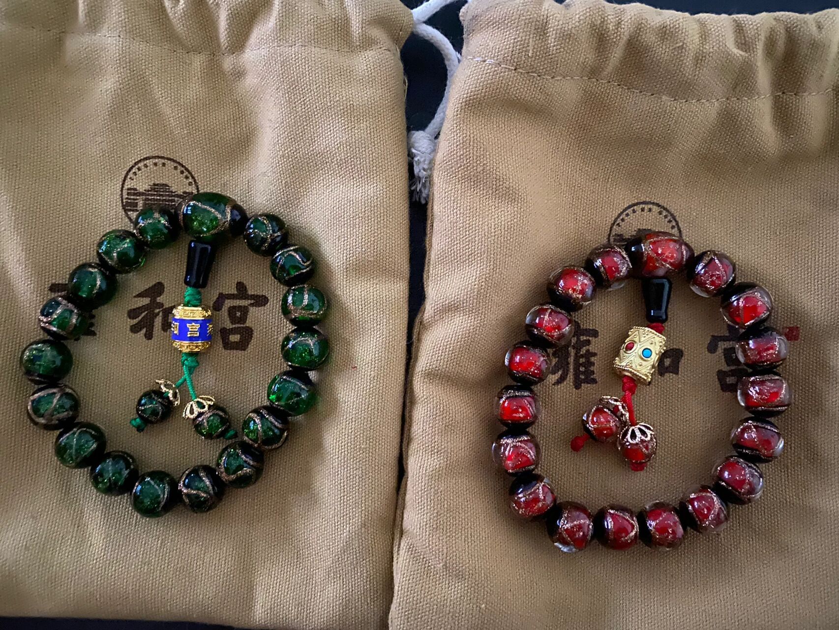 求姐妹帮辨别雍和宫香灰琉璃手串真假     同一家代购的两条手串质感