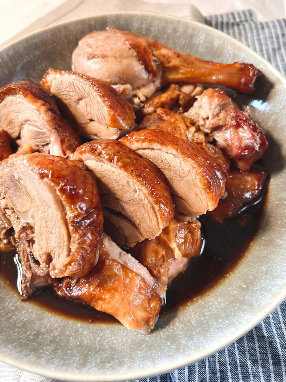 众所周知南京烤鸭的精髓是卤,我找了个方法能做出味道非常像的简易版