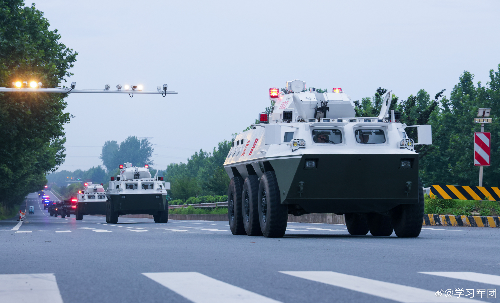 近日,武警江苏总队一场军地联合投送训练拉开战幕.