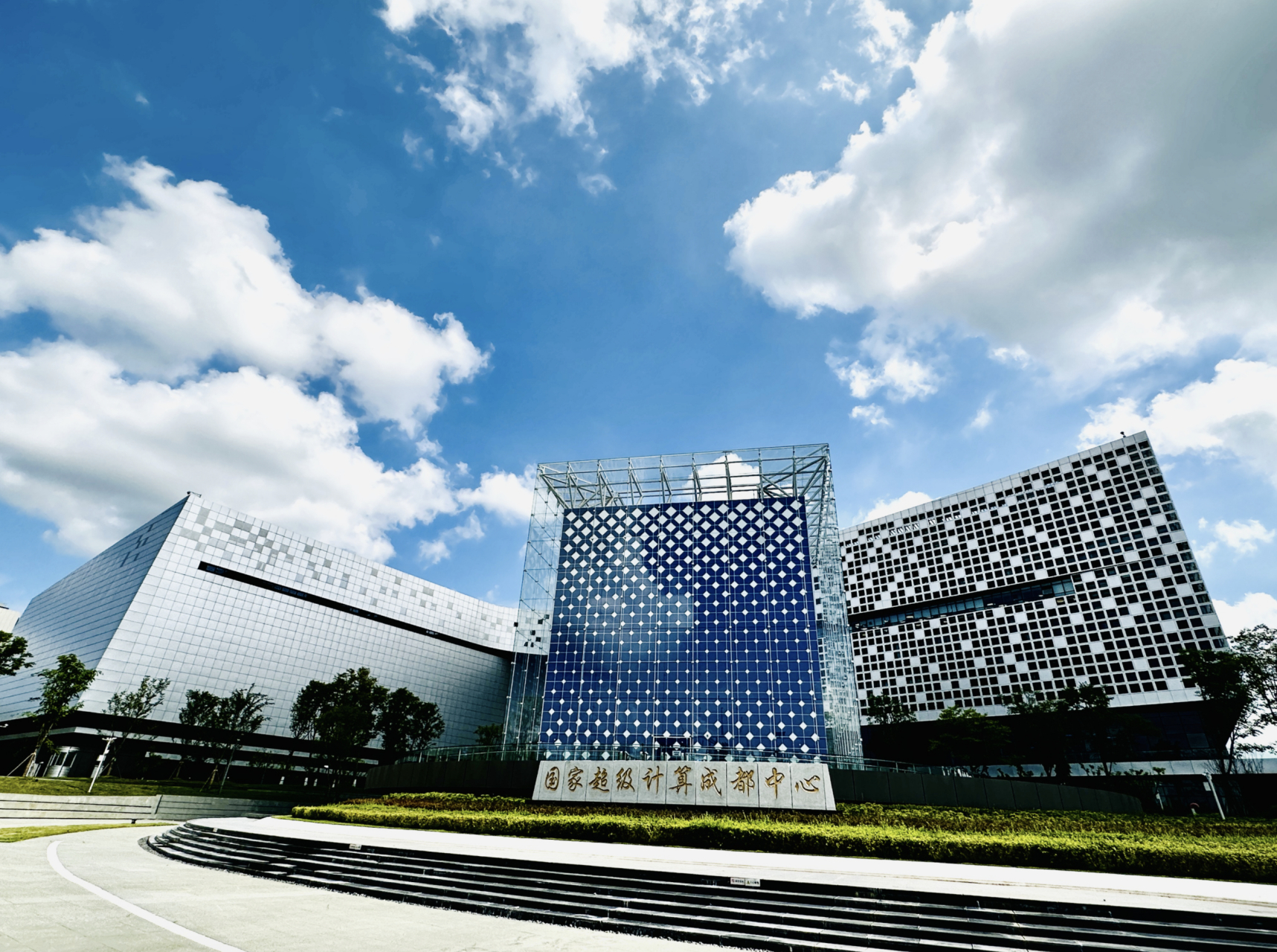 10月16日下午,记者走进位于成都科学城鹿溪智谷片区的成都超算中心